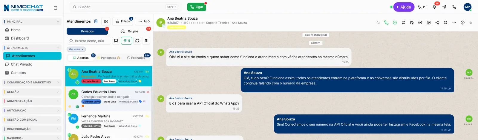 Tela de atendimento do NimoChat Pro+: lista de conversas com etiqueta, setor e atendente, e a conversa aberta ao lado